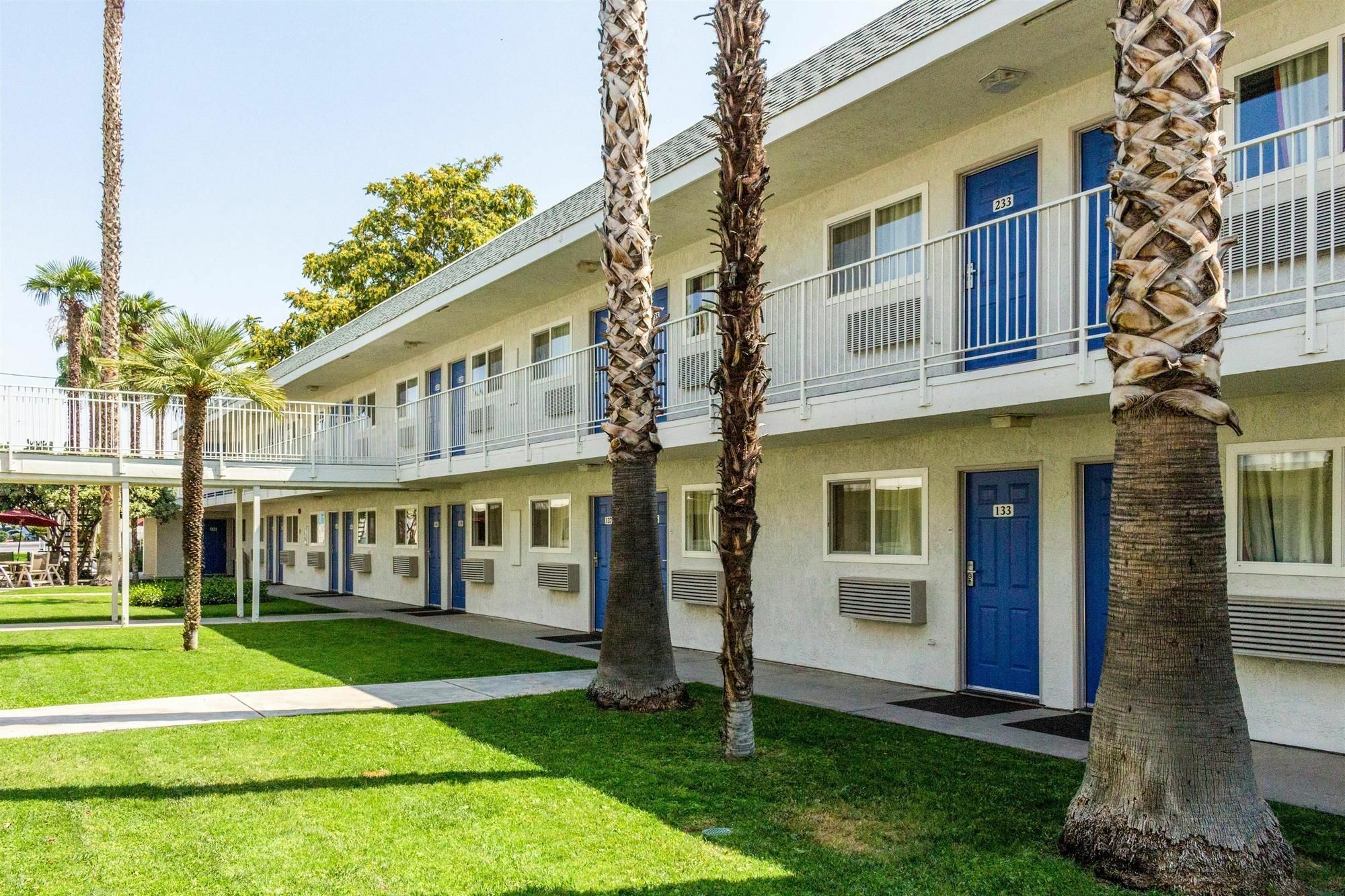 6-bakersfield, Ca - East 3*